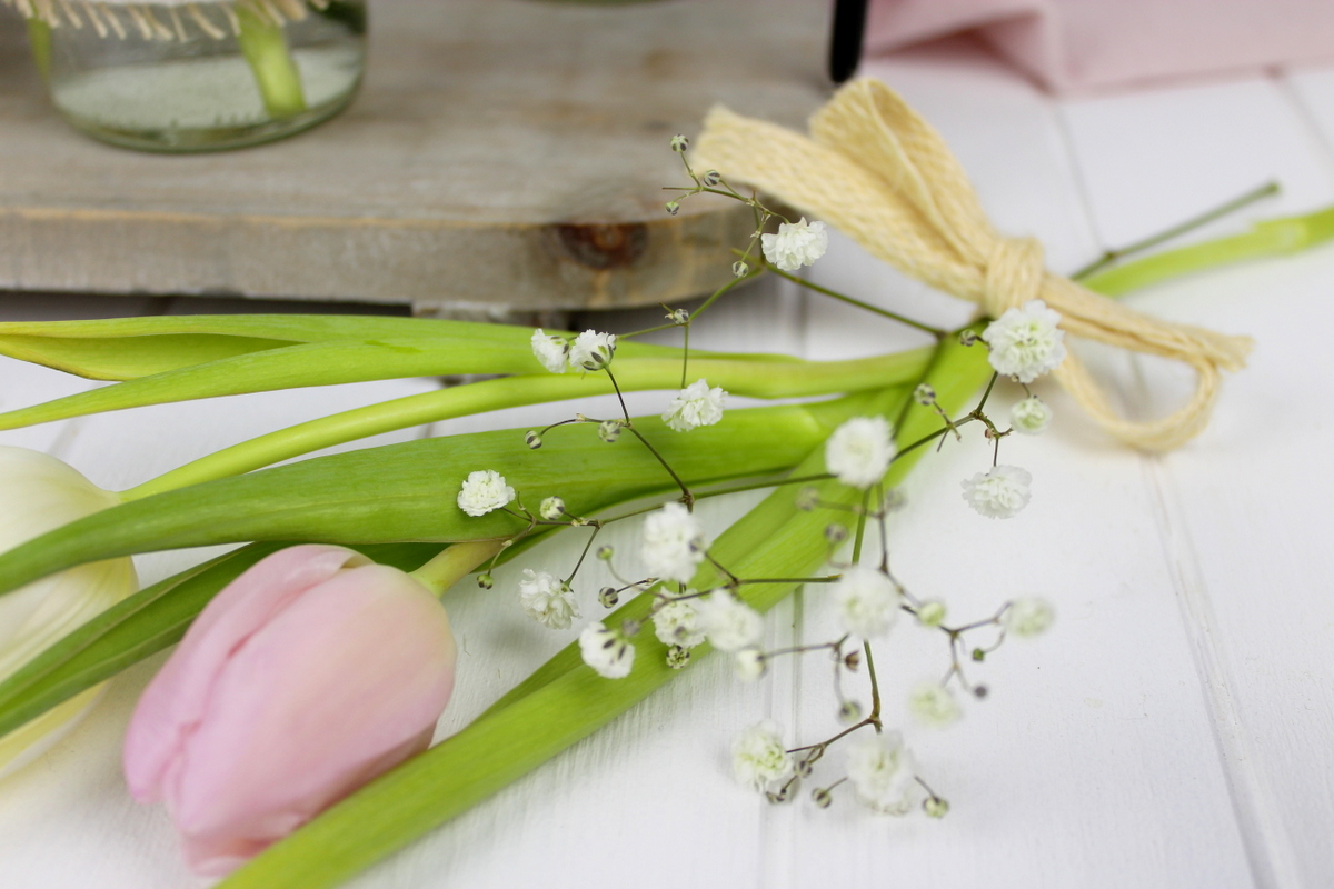 Upcycling Frühlingsdeko aus alten Flaschen mit Bändern