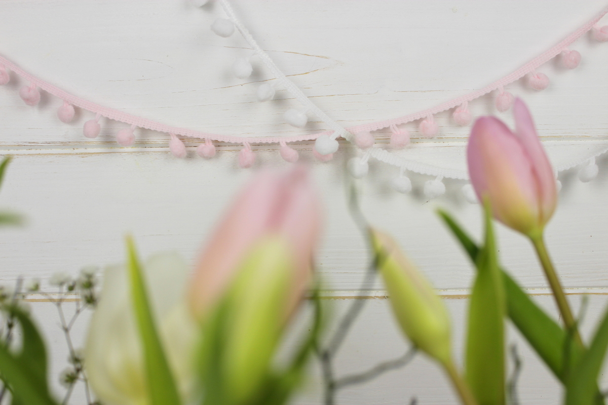 Upcycling Frühlingsdeko aus alten Flaschen mit Bändern