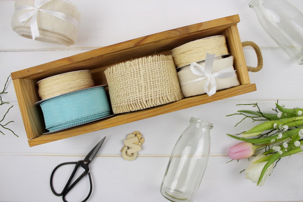 Upcycling Frühlingsdeko aus alten Flaschen mit Bändern