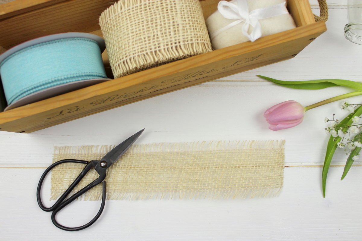 Upcycling Frühlingsdeko aus alten Flaschen mit Bändern