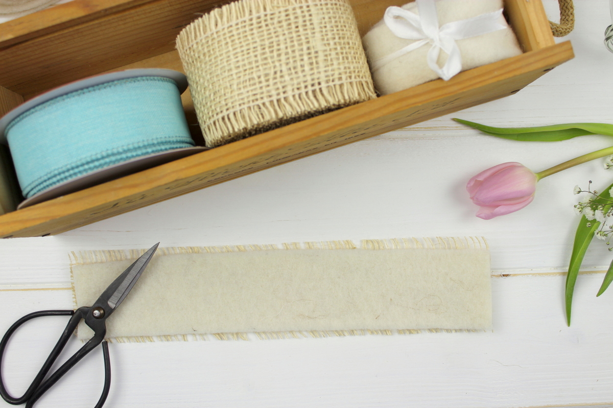 Upcycling Frühlingsdeko aus alten Flaschen mit Bändern