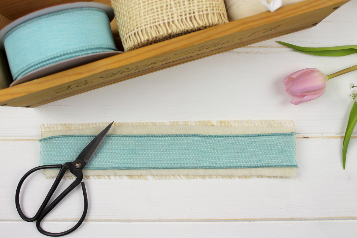 Upcycling Frühlingsdeko aus alten Flaschen mit Bändern