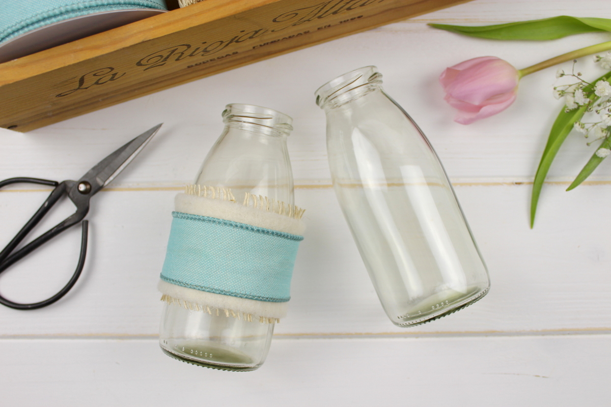 Upcycling Frühlingsdeko aus alten Flaschen mit Bändern
