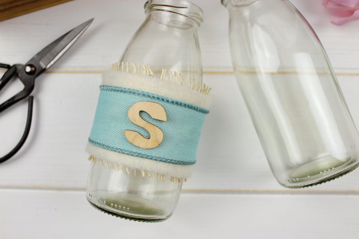 Upcycling Frühlingsdeko aus alten Flaschen mit Bändern