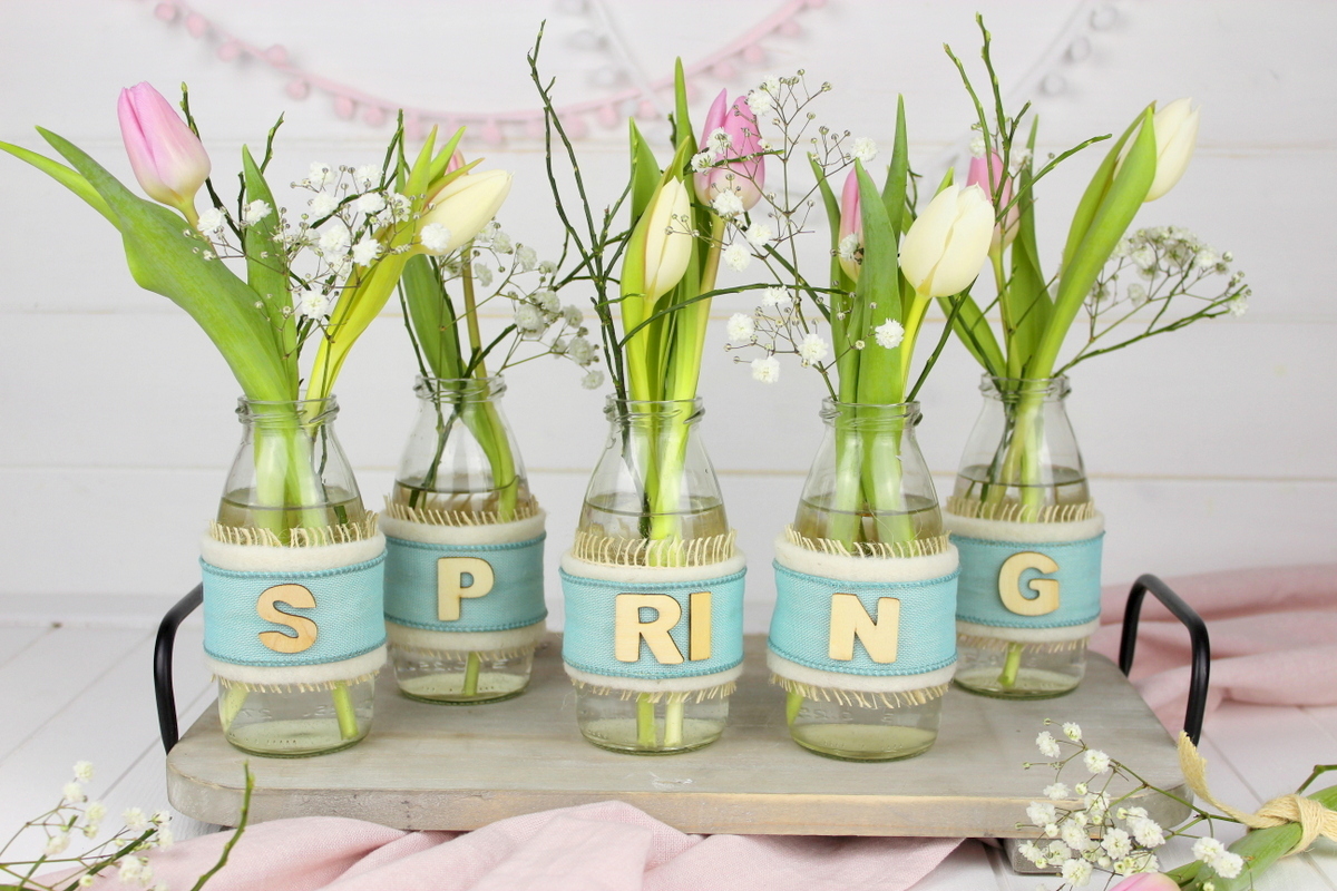 Upcycling Frühlingsdeko aus alten Flaschen mit Bändern