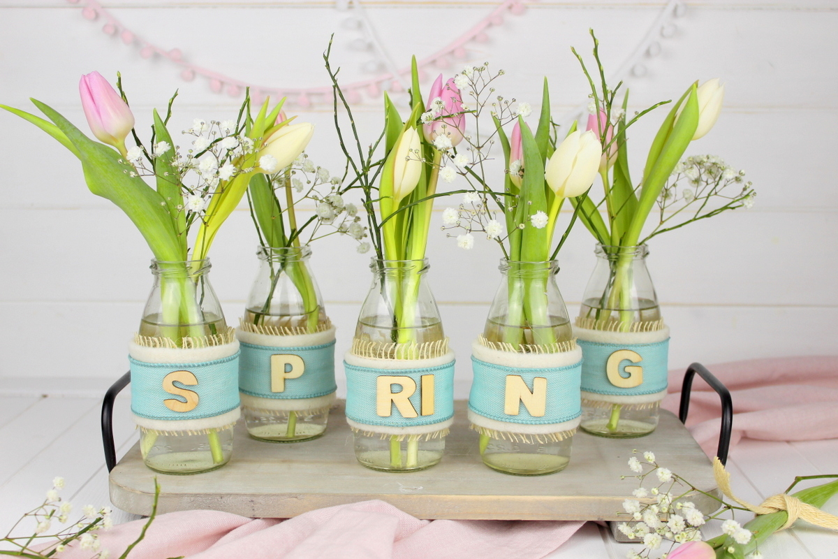 Upcycling Frühlingsdeko aus alten Flaschen mit Bändern