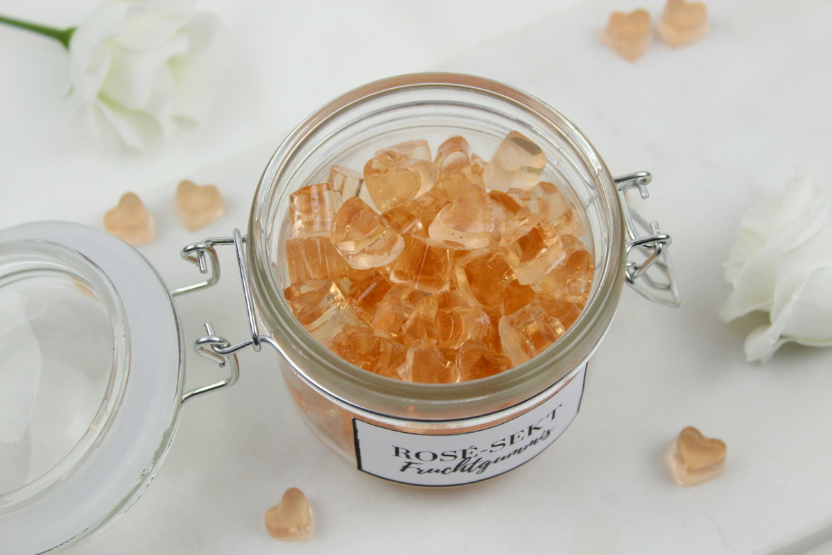 selbstgemachte Rosé-Sekt Fruchtgummis / Gummibärchen in Herzform