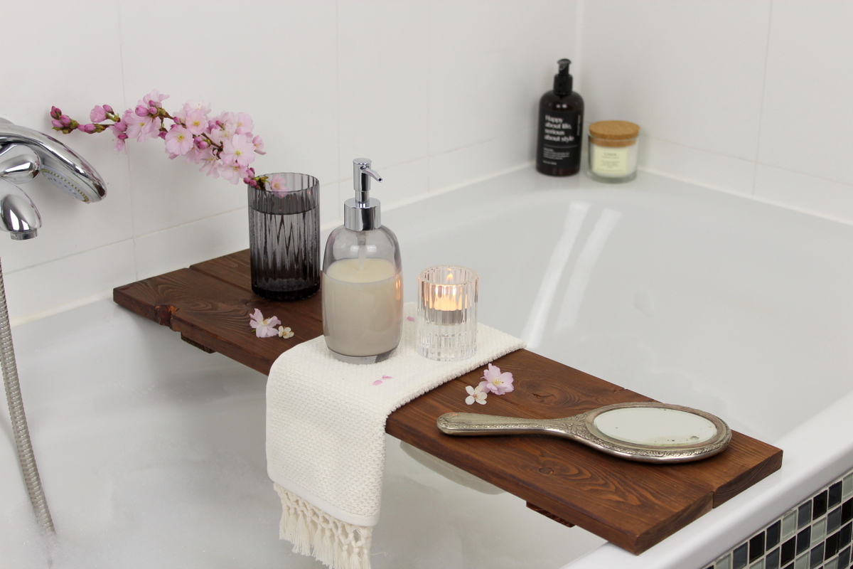 Selbstgemachte Badewannenablage aus Holz