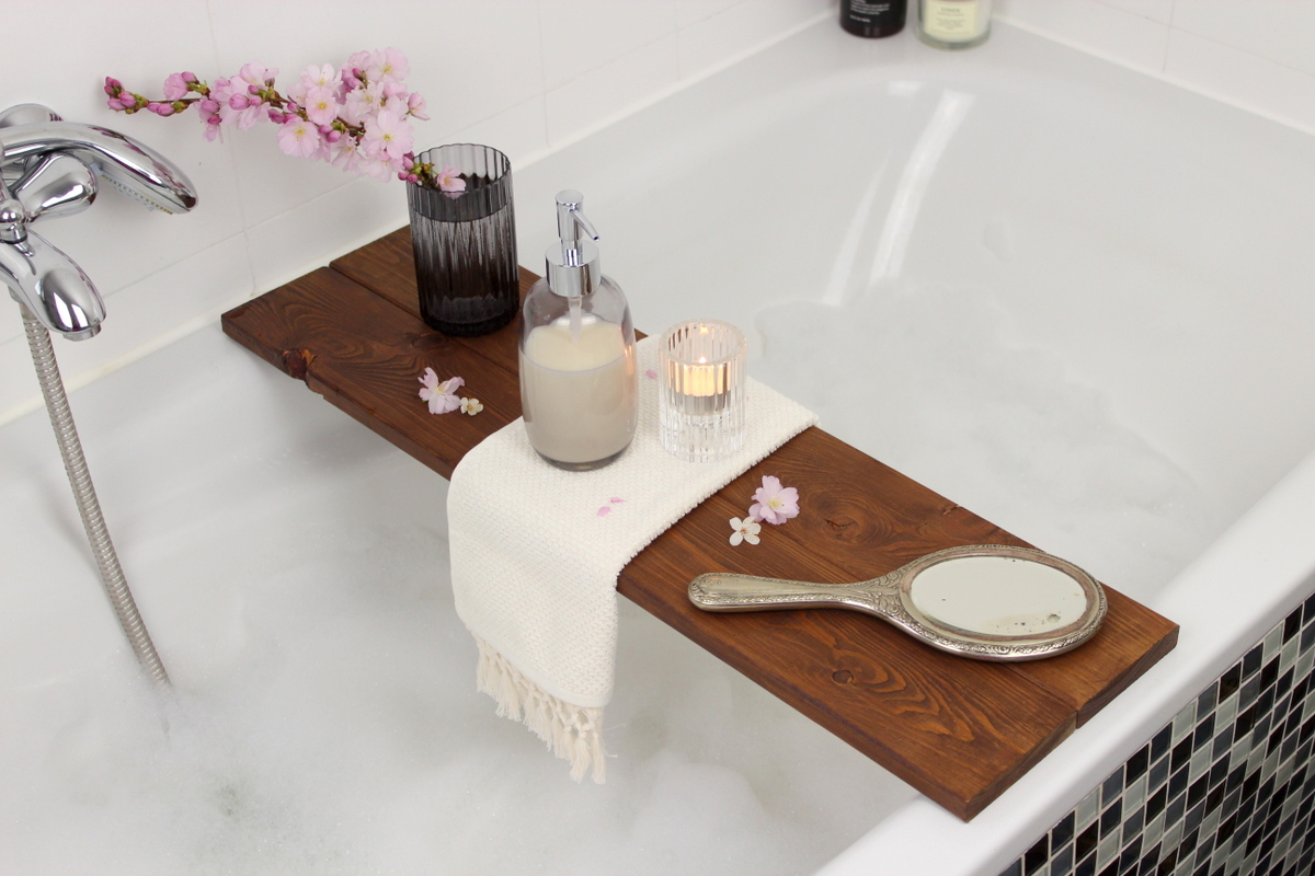 Selbstgemachte Badewannenablage aus Holz