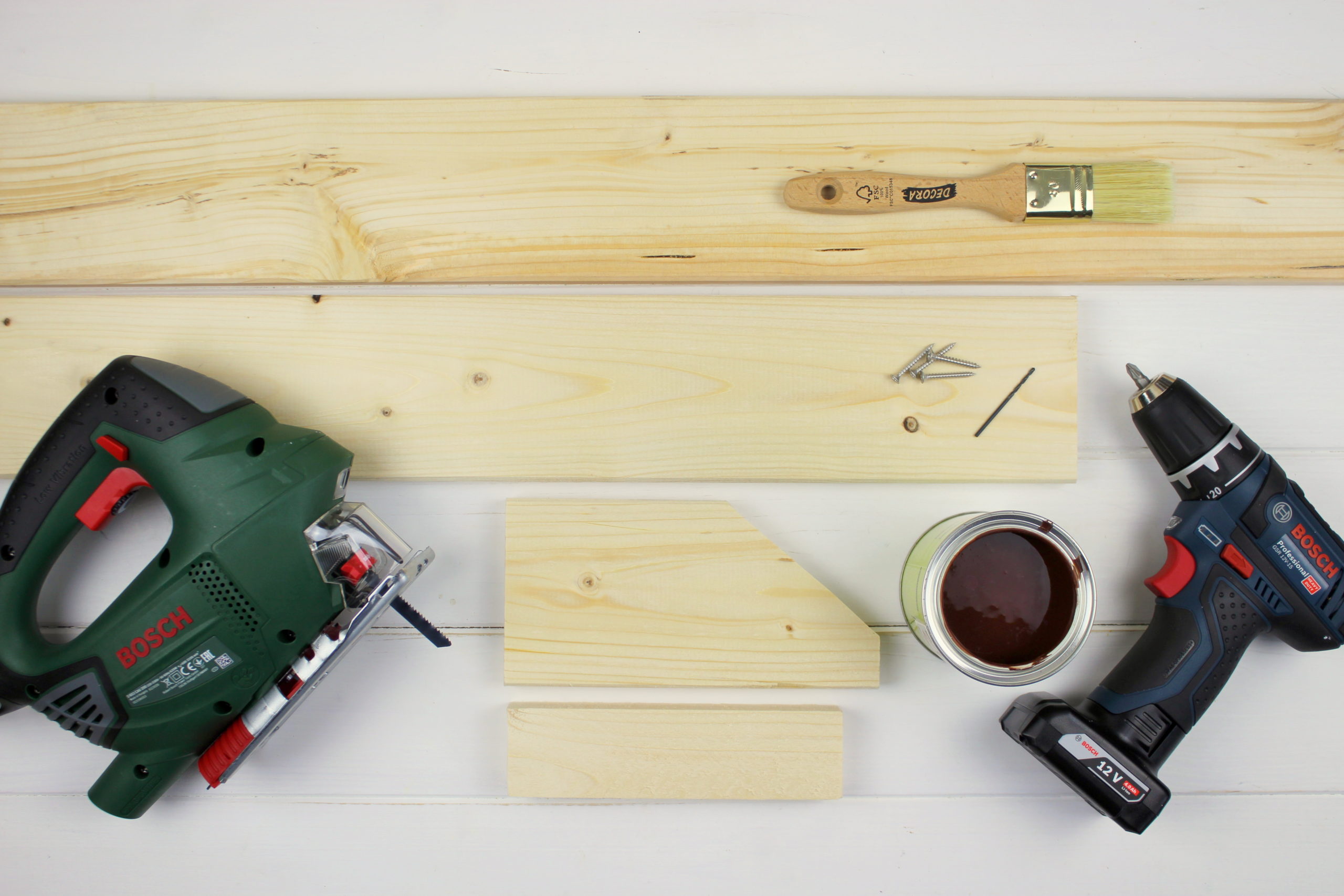 Selbstgebautes Hunde Outdoor-Bett aus Holz