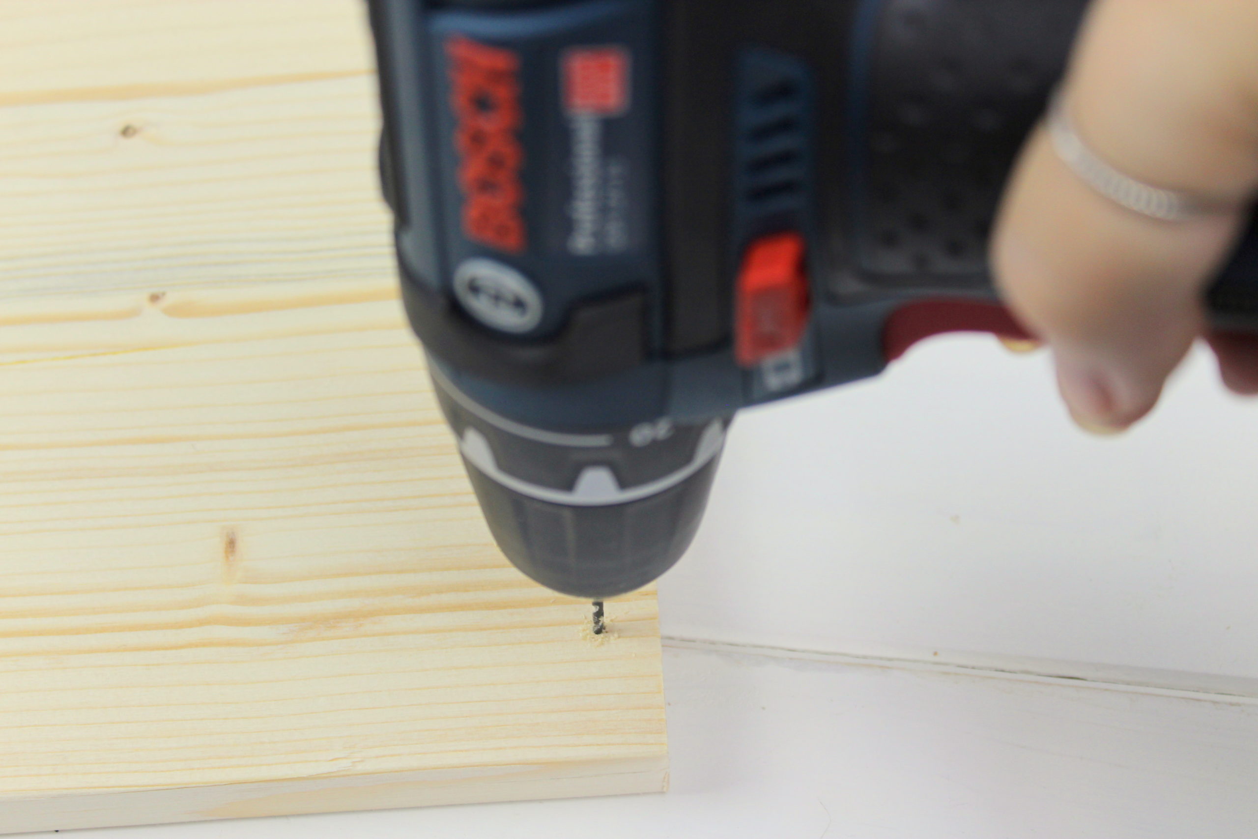 Selbstgebautes Hunde Outdoor-Bett aus Holz