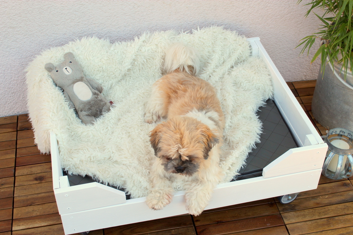 Selbstgebautes Hunde Outdoor-Bett aus Holz