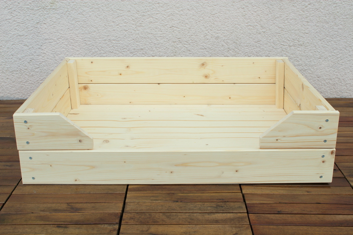 Selbstgebautes Hunde Outdoor-Bett aus Holz