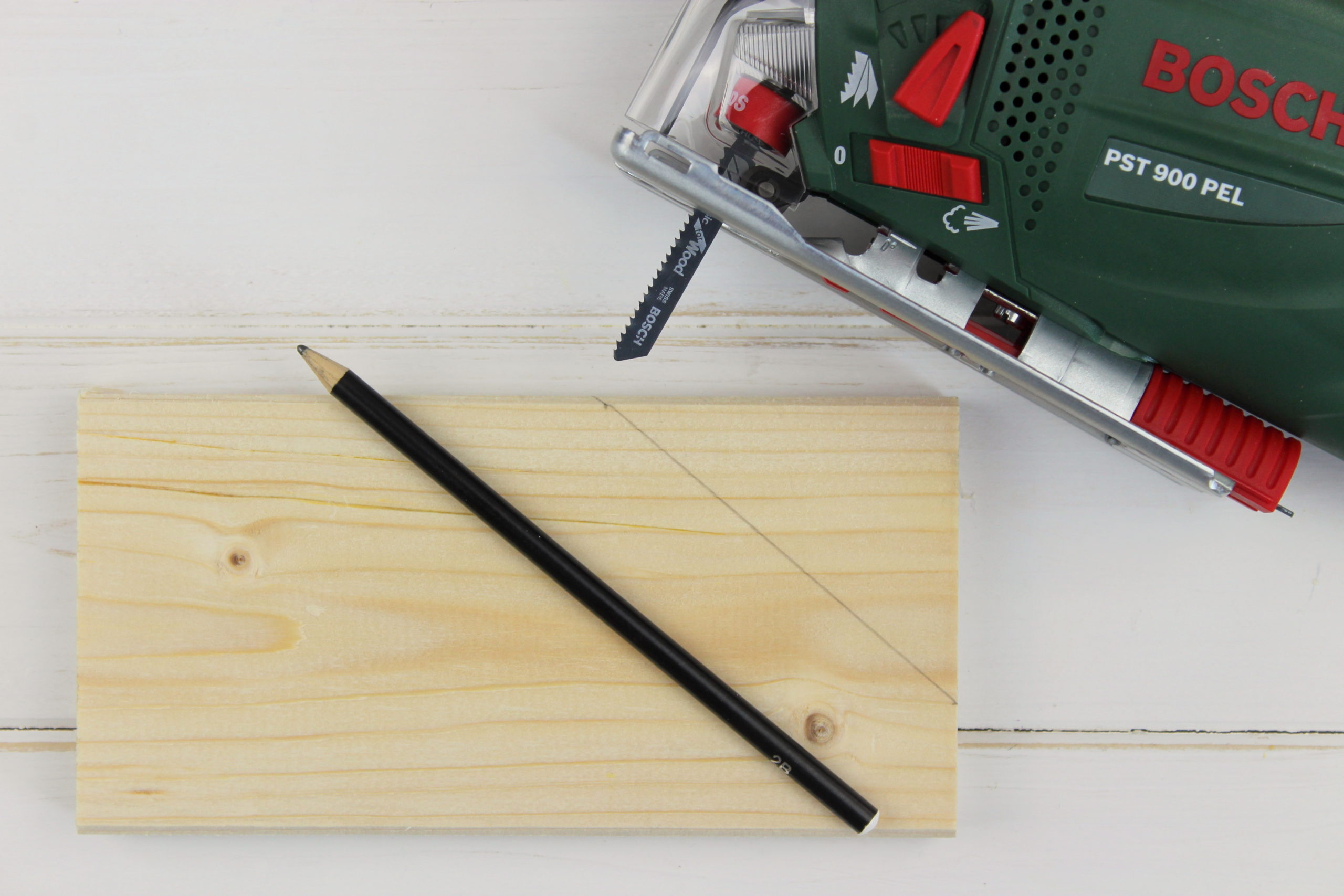 Selbstgebautes Hunde Outdoor-Bett aus Holz