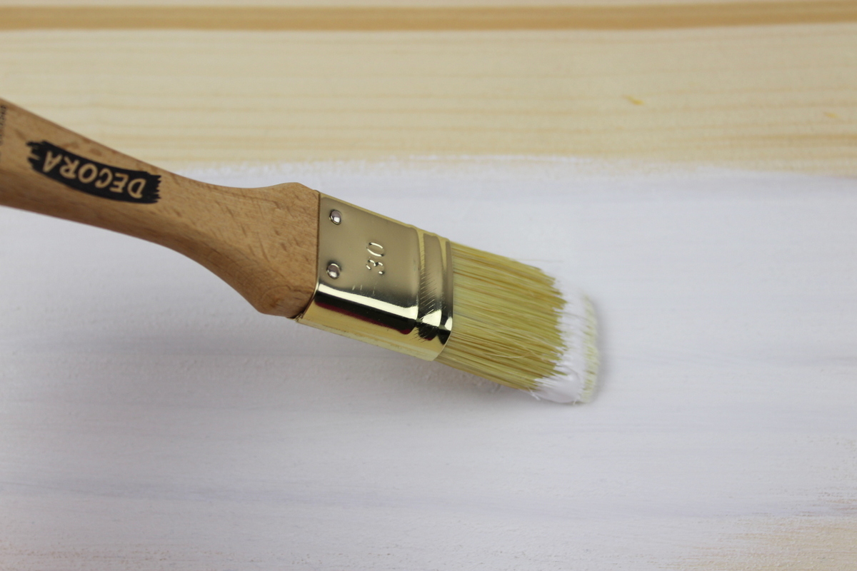 Selbstgebautes Hunde Outdoor-Bett aus Holz