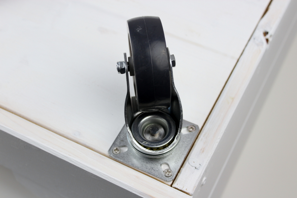 Selbstgebautes Hunde Outdoor-Bett aus Holz