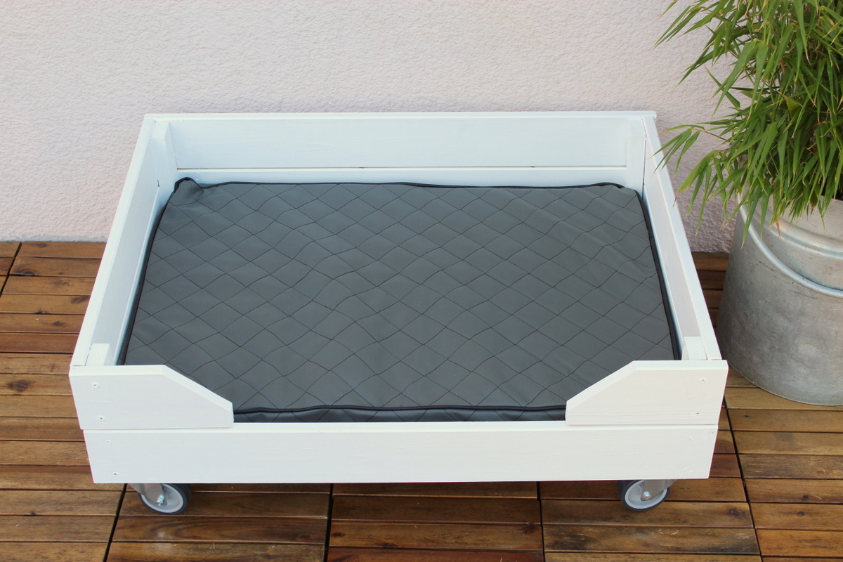 Selbstgebautes Hunde Outdoor-Bett aus Holz