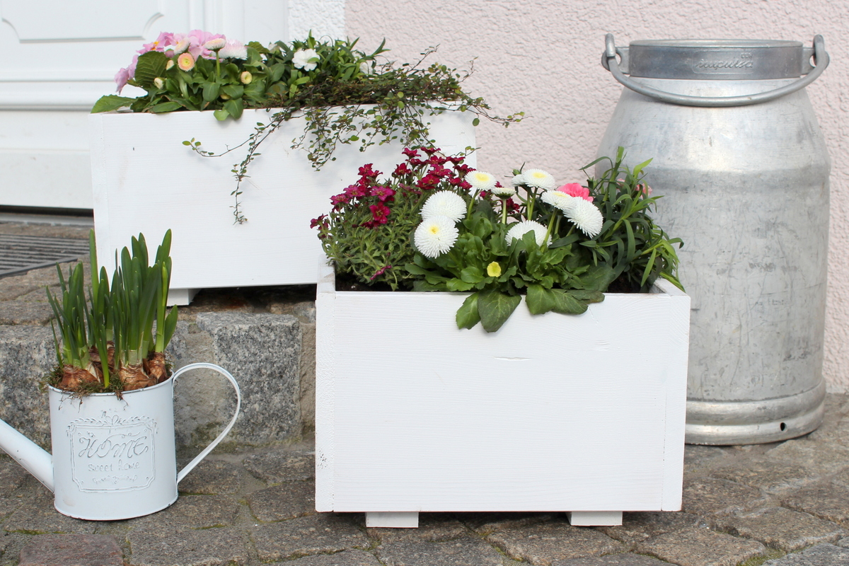 selbstgemachte / selbstgebaute Pflanzkübel aus Holz
