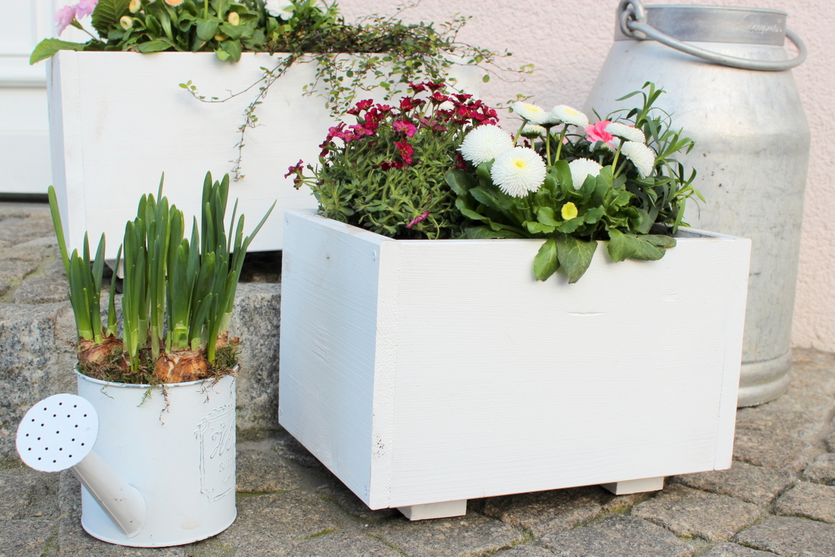 selbstgemachte / selbstgebaute Pflanzkübel aus Holz