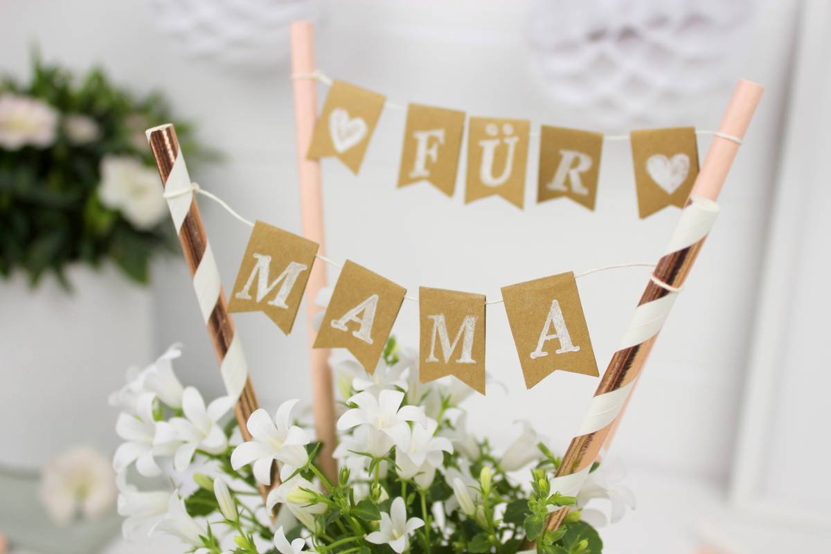 Selbstgemachtes Muttertagsgeschenk Dosen Upcycling mit Blumen und Wimpelgirlande