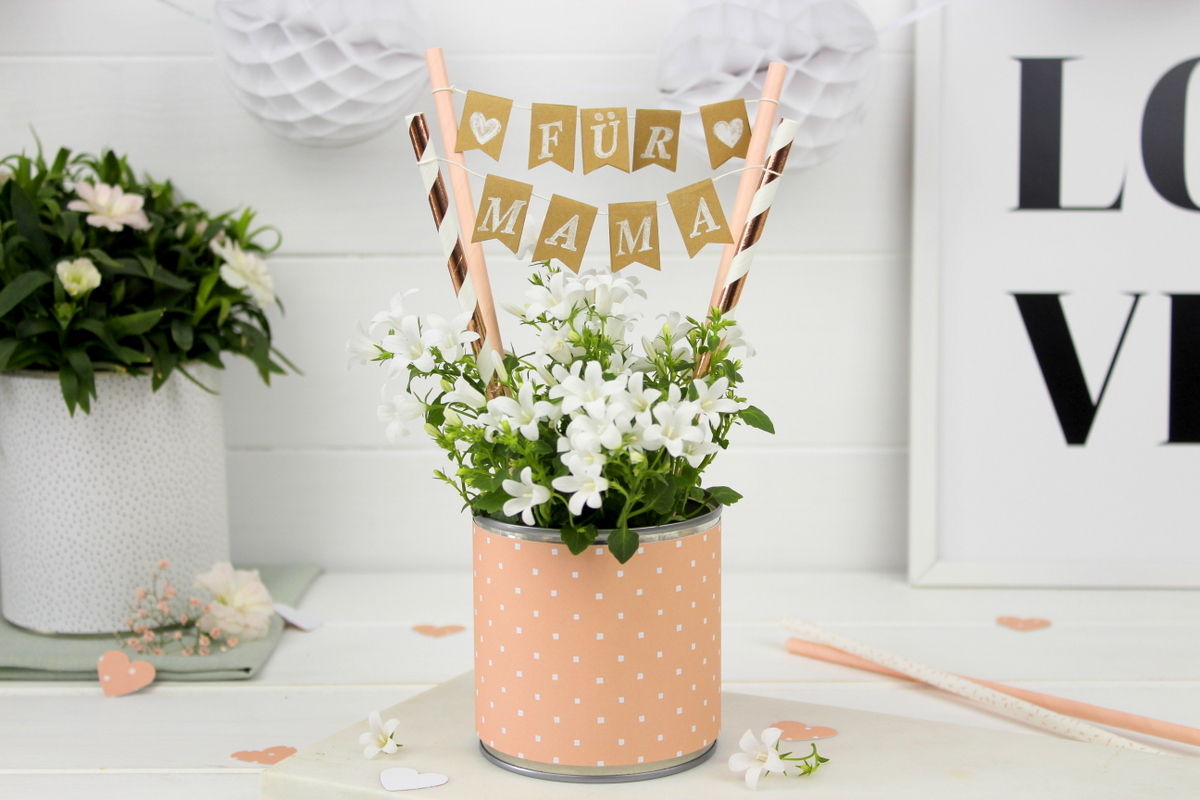 Selbstgemachtes Muttertagsgeschenk Dosen Upcycling mit Blumen und Wimpelgirlande