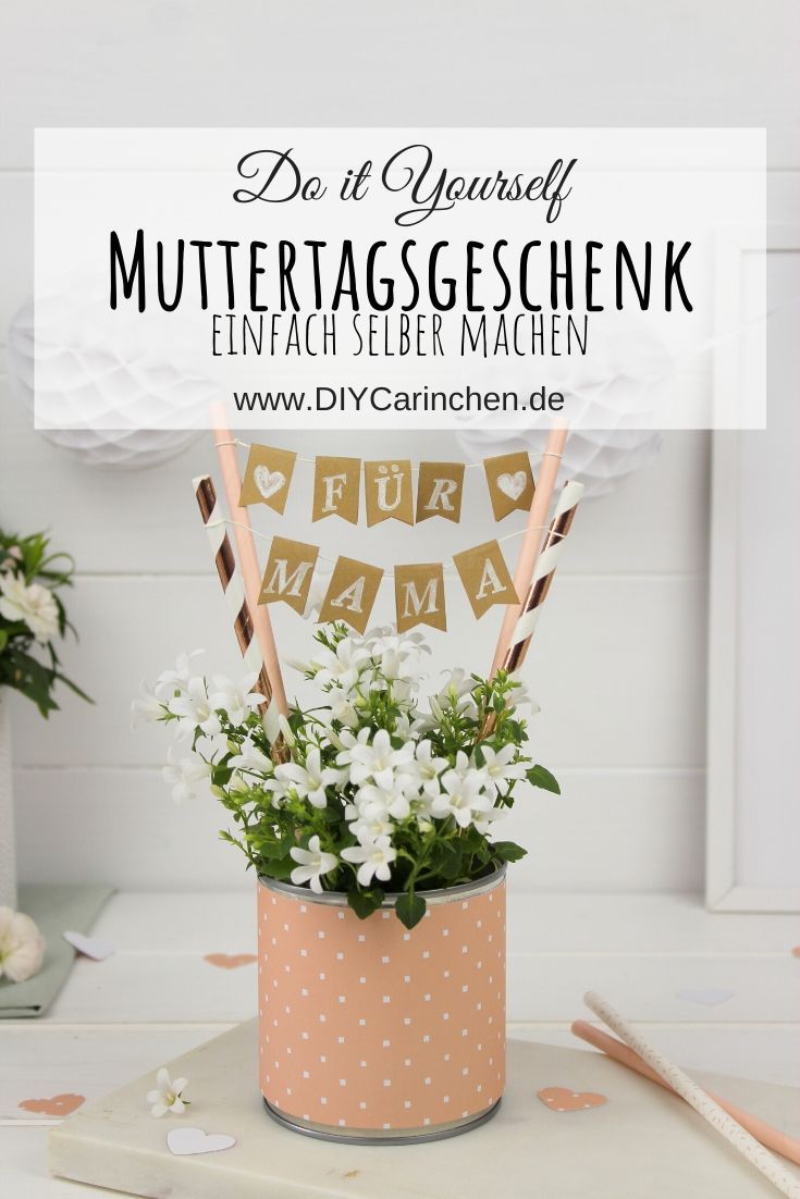 Selbstgemachtes Muttertagsgeschenk Dosen Upcycling mit Blumen und Wimpelgirlande