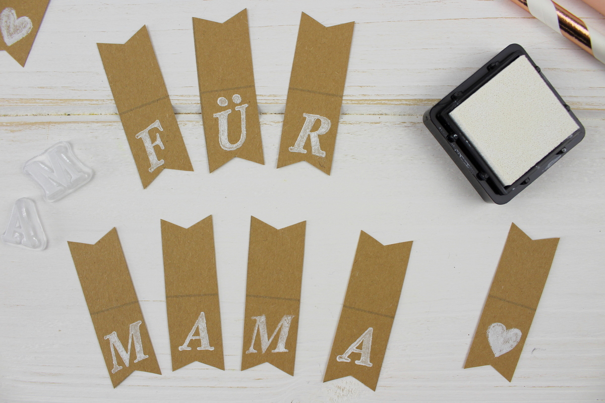 Selbstgemachtes Muttertagsgeschenk Dosen Upcycling mit Blumen und Wimpelgirlande