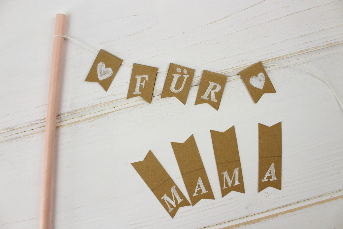 Selbstgemachtes Muttertagsgeschenk Dosen Upcycling mit Blumen und Wimpelgirlande