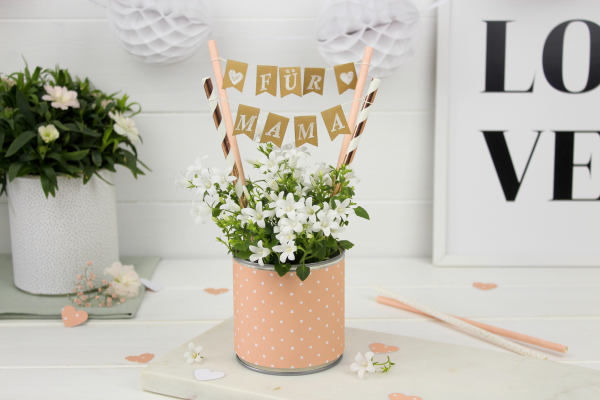 Selbstgemachtes Muttertagsgeschenk Dosen Upcycling mit Blumen und Wimpelgirlande