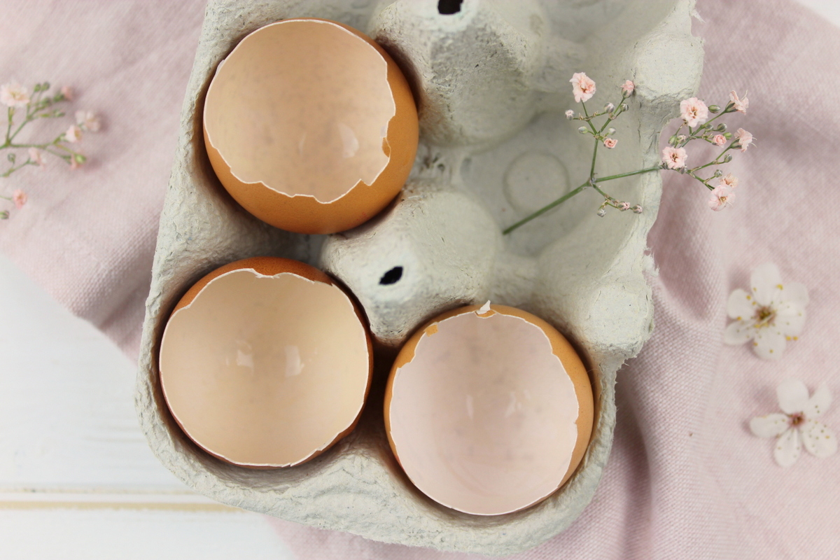 DIY selbstgemachte Osterdeko / Ostereier Kerze / Ostereier Vase und angesprühte Ostereier