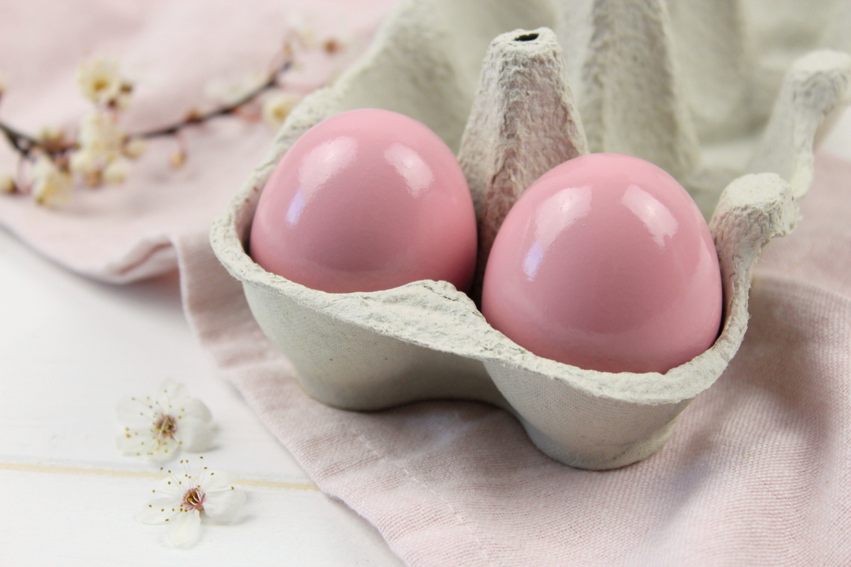 DIY selbstgemachte Osterdeko / Ostereier Kerze / Ostereier Vase und angesprühte Ostereier