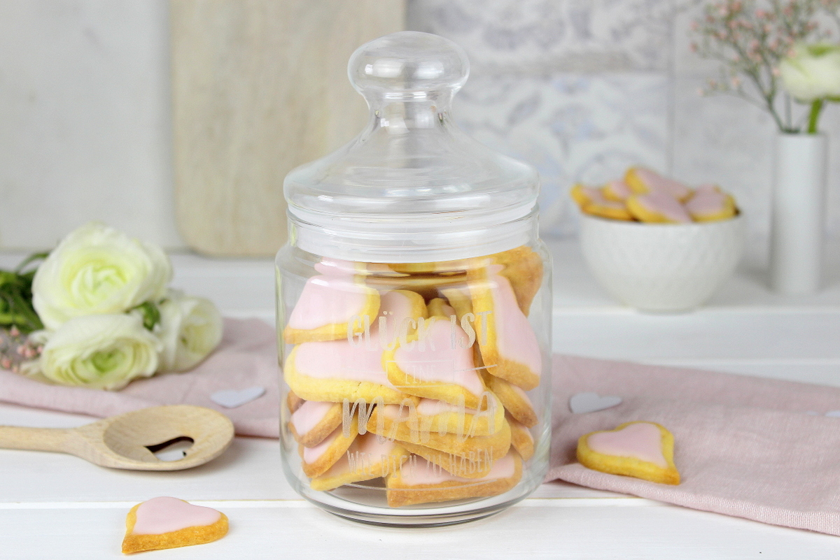 Selbstgemachte Herzkekse mit rosa Zuckerguss - Rezept
