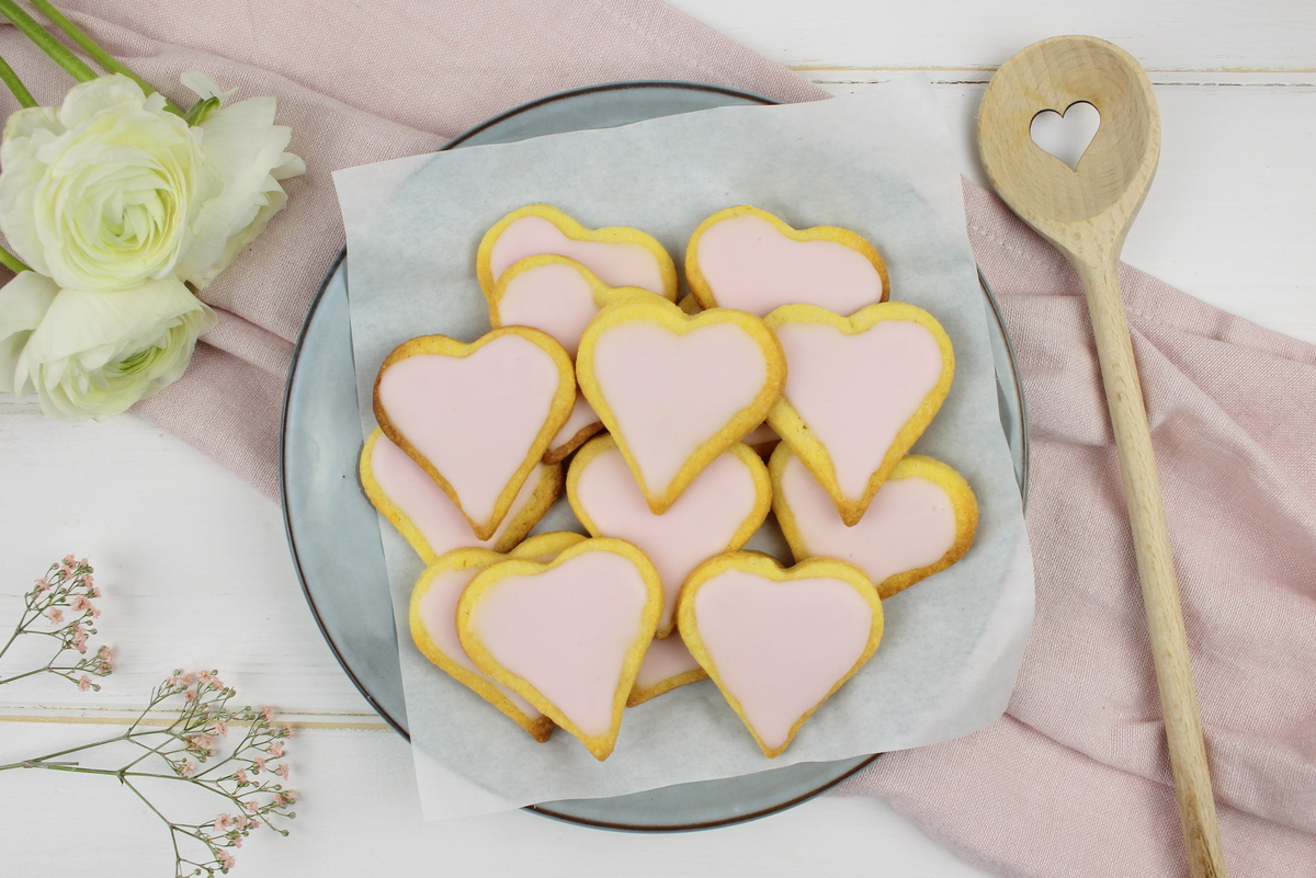 Selbstgemachte Herzkekse mit rosa Zuckerguss - Rezept