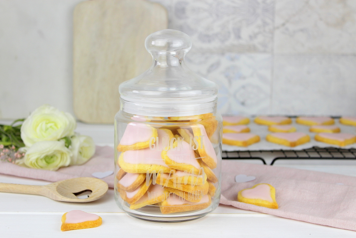 Selbstgemachte Herzkekse mit rosa Zuckerguss - Rezept