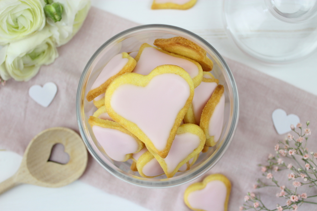 Selbstgemachte Herzkekse mit rosa Zuckerguss - Rezept
