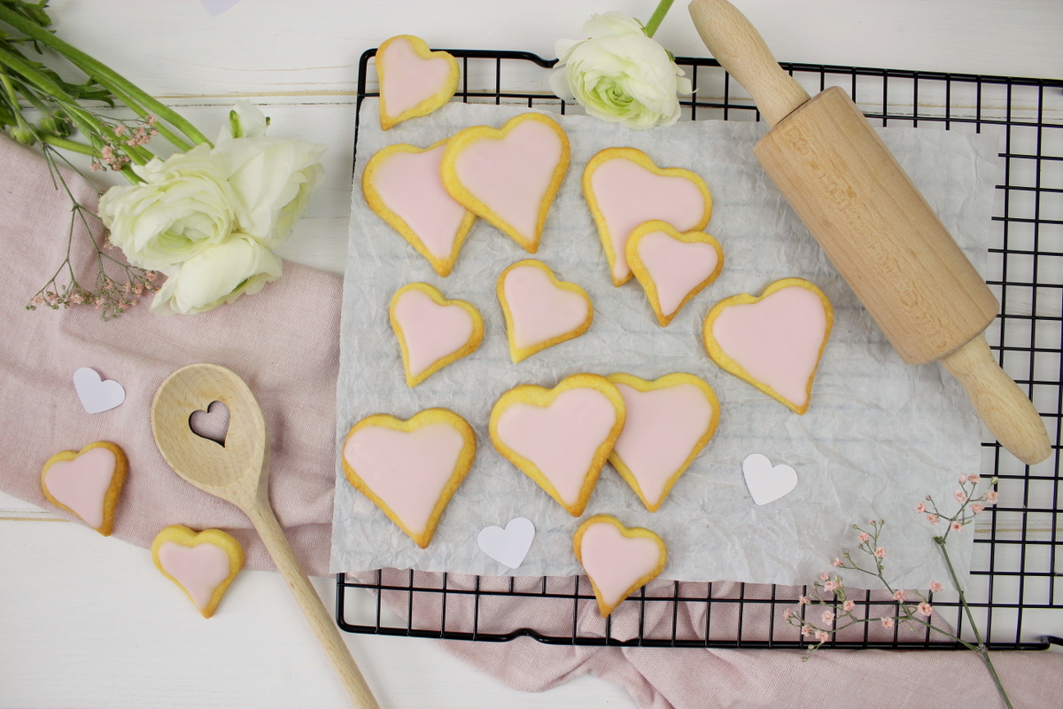Selbstgemachte Herzkekse mit rosa Zuckerguss - Rezept