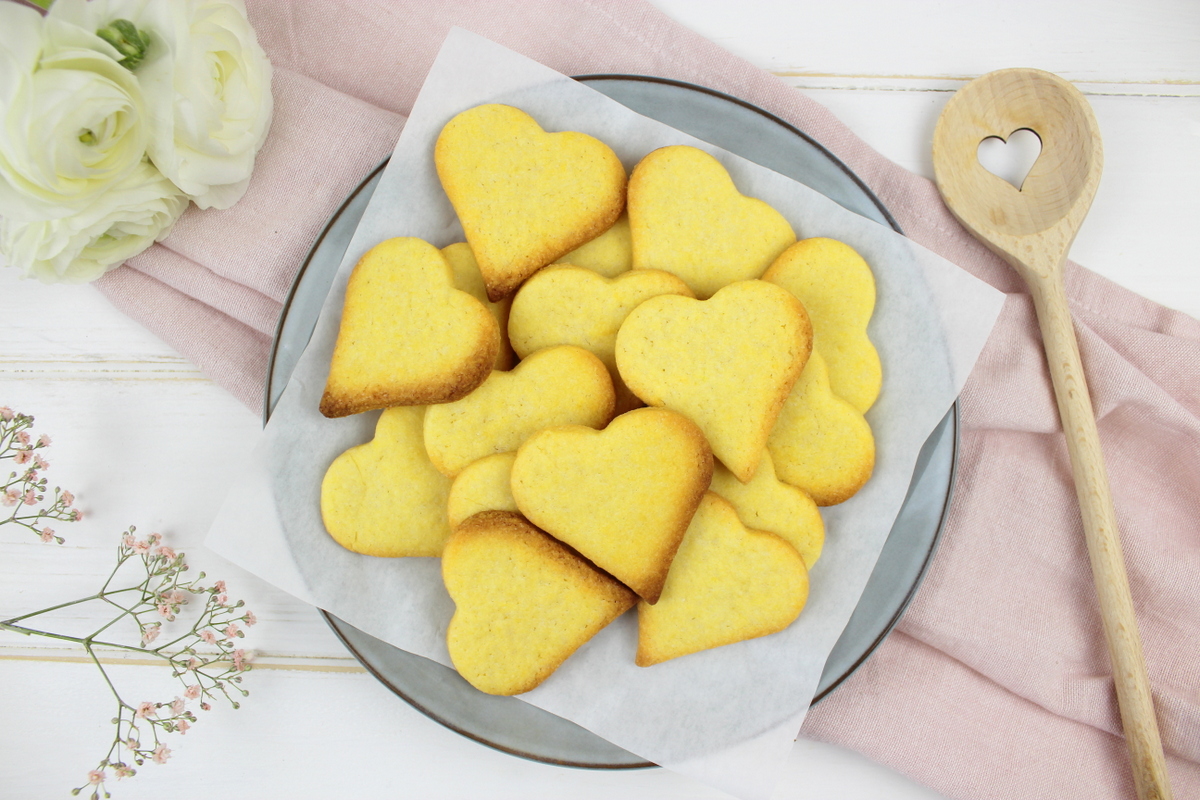 Selbstgemachte Herzkekse mit rosa Zuckerguss - Rezept