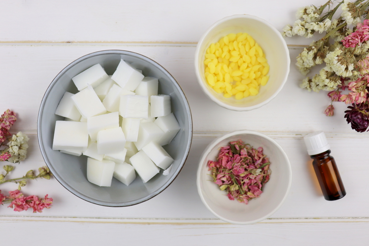 DIY selbstgemachte Seife mit getrockneten Blütenblättern