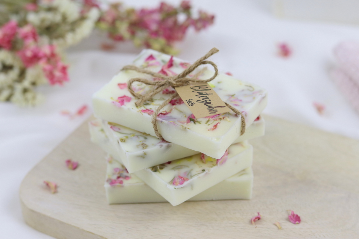 DIY selbstgemachte Seife mit getrockneten Blütenblättern