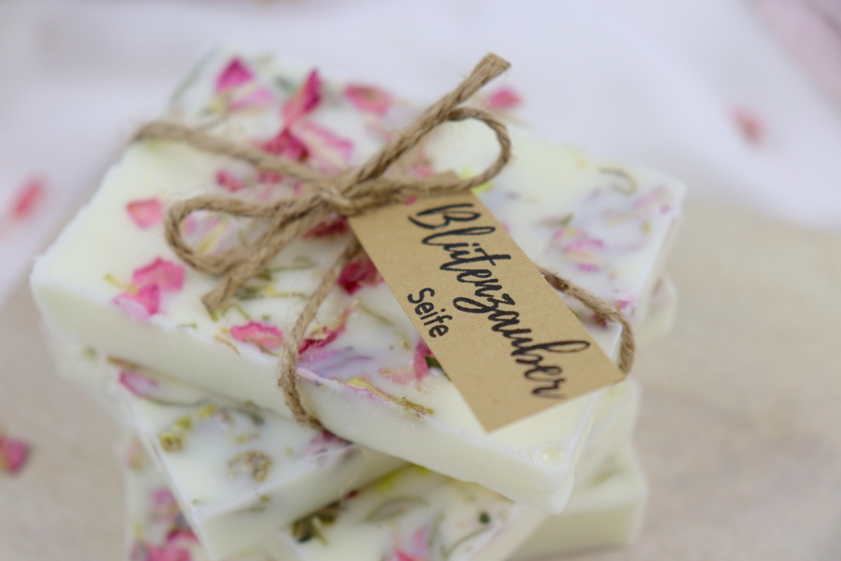 DIY selbstgemachte Seife mit getrockneten Blütenblättern