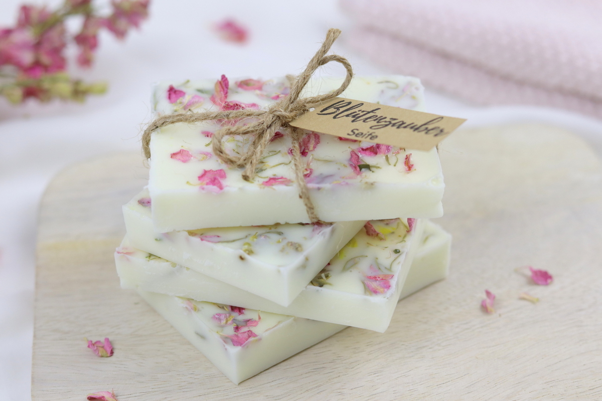 DIY selbstgemachte Seife mit getrockneten Blütenblättern