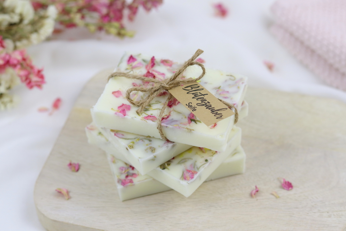 DIY selbstgemachte Seife mit getrockneten Blütenblättern
