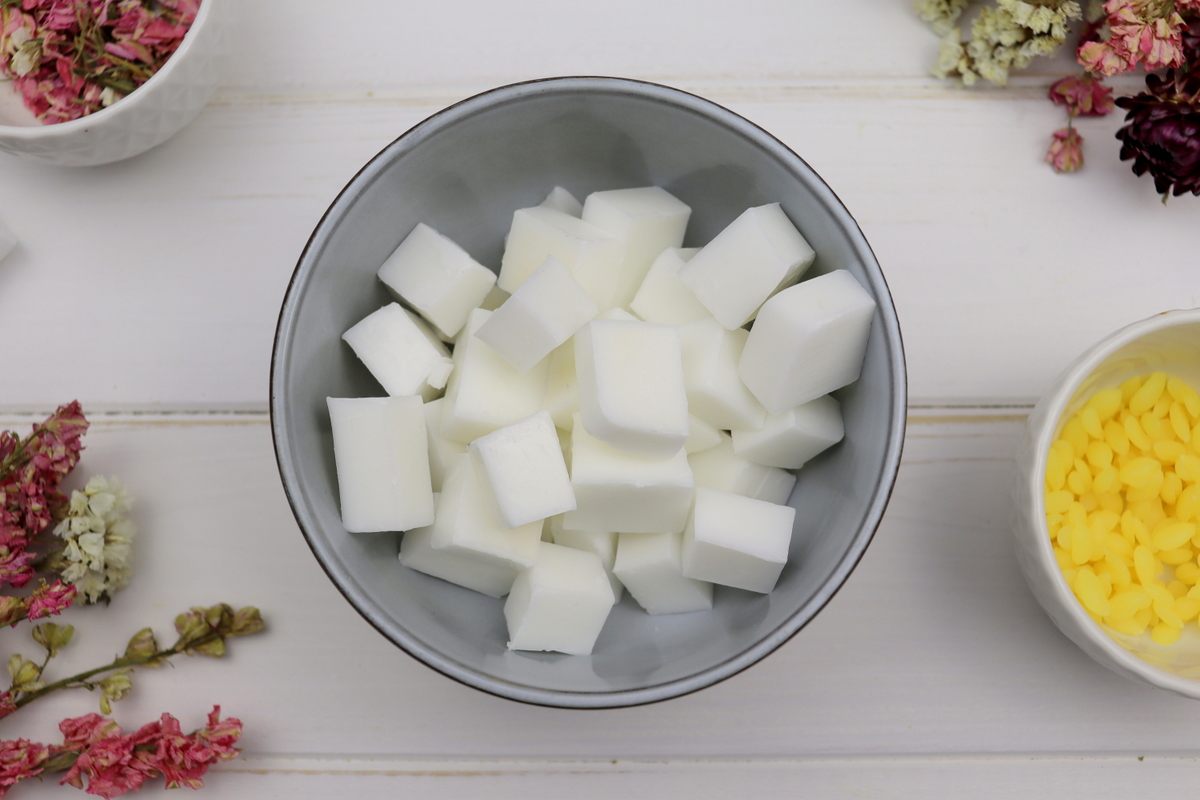 DIY selbstgemachte Seife mit getrockneten Blütenblättern