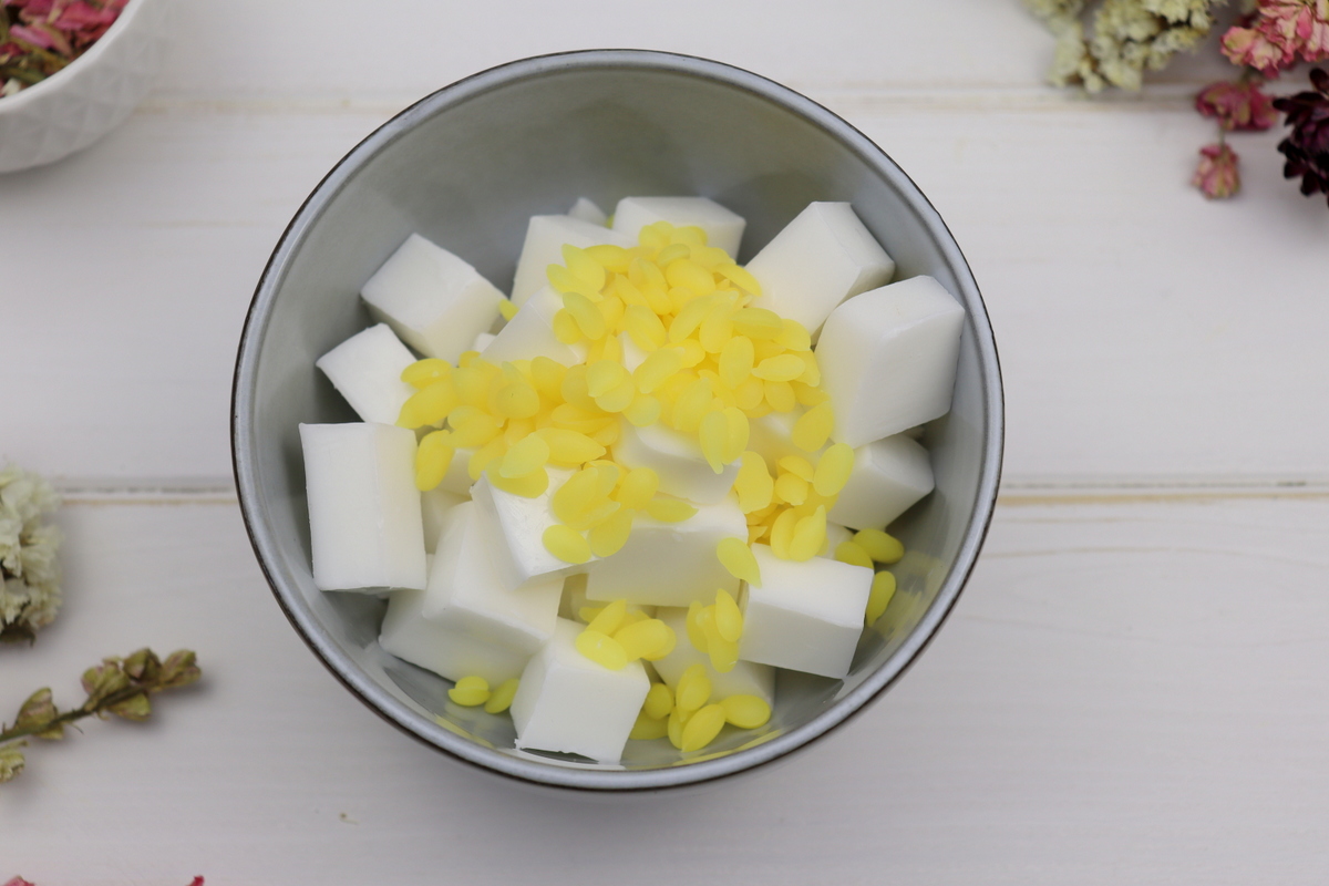 DIY selbstgemachte Seife mit getrockneten Blütenblättern