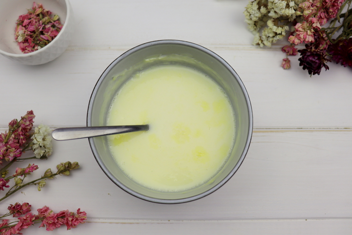 DIY selbstgemachte Seife mit getrockneten Blütenblättern