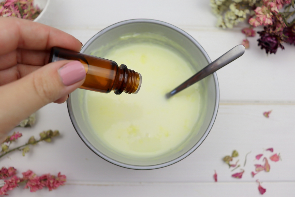 DIY selbstgemachte Seife mit getrockneten Blütenblättern