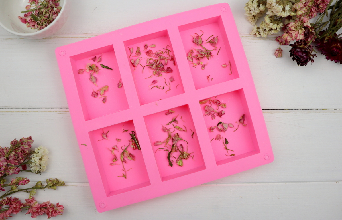 DIY selbstgemachte Seife mit getrockneten Blütenblättern