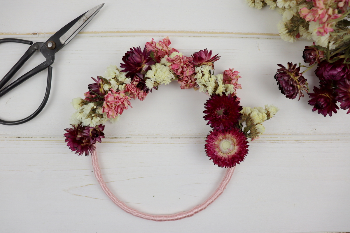 DIY Tüschilder aus Bändern und Drahtringen