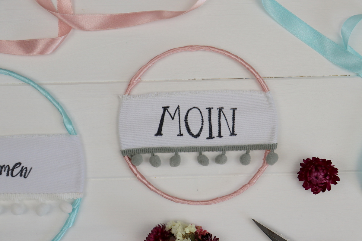 DIY Tüschilder aus Bändern und Drahtringen