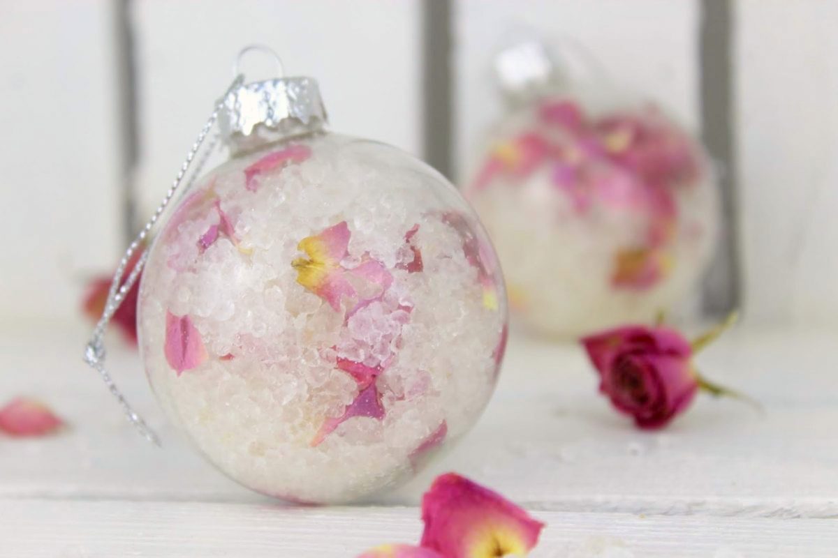 DIY Badesalz mit Rosenblütenblättern verpackt in einer Christbaumkugeln selber machen - die perfekte Geschenkidee zu Weihnachten